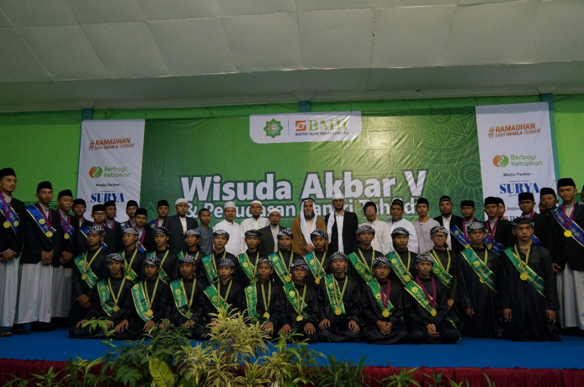 Wisuda 42 Santri
